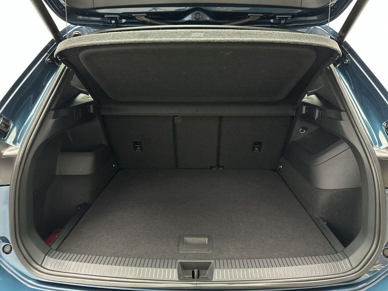 فولكس واجن تيجوان R-LINE 1.4L | Premium R-Line Interior | Panoramic Sunroof | Digital Cockpit Pro | Ambient Lighting | Rear C