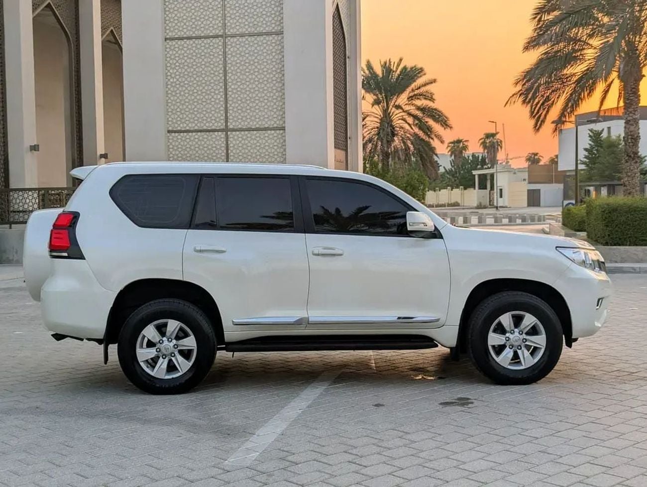 تويوتا برادو EXR مواصفات خليجية، محرك V6 سعة 4.0 لتر، حالة داخلية وخارجية ممتازة