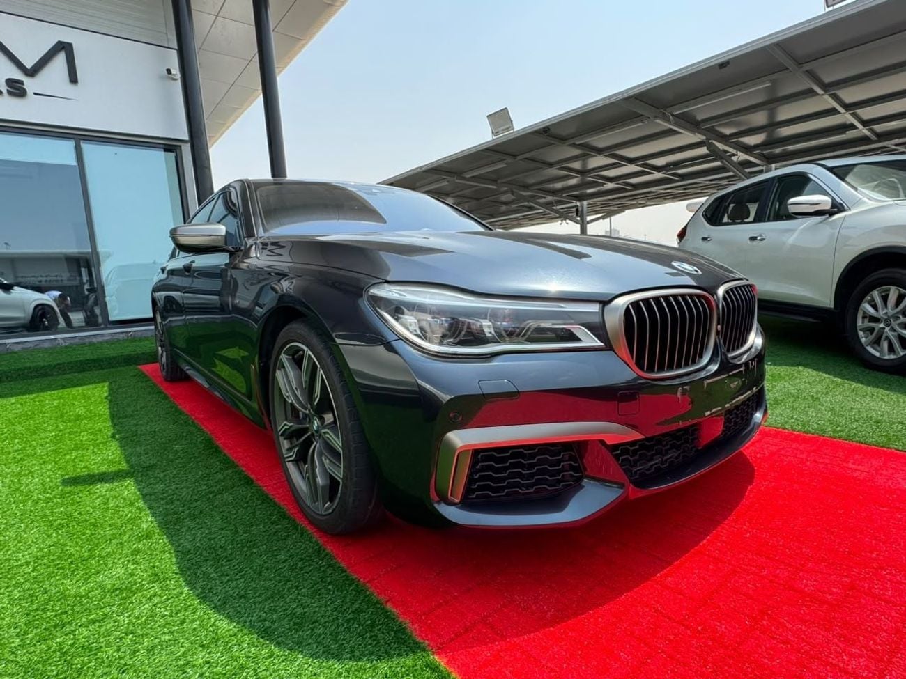 بي أم دبليو M760Li STANDARD بي إم دبليو 760Li xDrive V12 | ٢٠١٨ فخامة • أداء • كاملة المواصفات الموديل: ٢٠١٨ المحرك: ٦.٦ لتر،