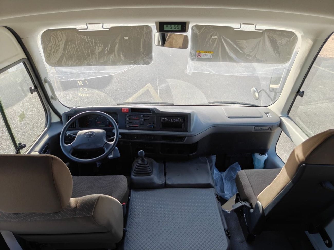 تويوتا كوستر 4.2L V6 DIESEL | 23 STR | M/T | AUTO DOOR | LUGGAGE RACK| MY2026