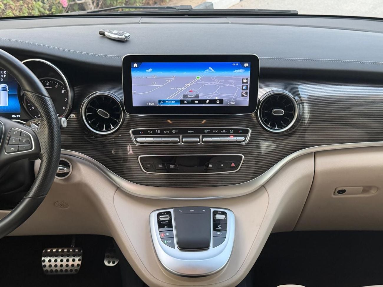 مرسيدس بنز V 250 AVANTGARDE/E MERCEDES BENZ V250 2023 GCC WITH SERVICE CONTRACT IN LOW MILEAGE FULL SERVICE HISTORY TWO KEYS