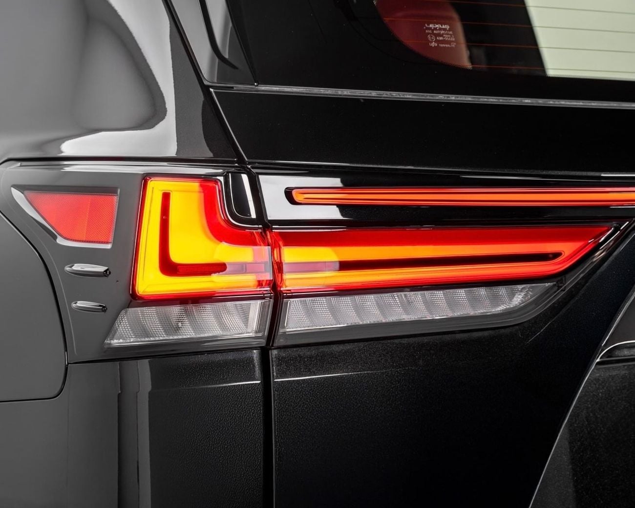 لكزس LX 700h F SPORT أسود/أحمر 2026