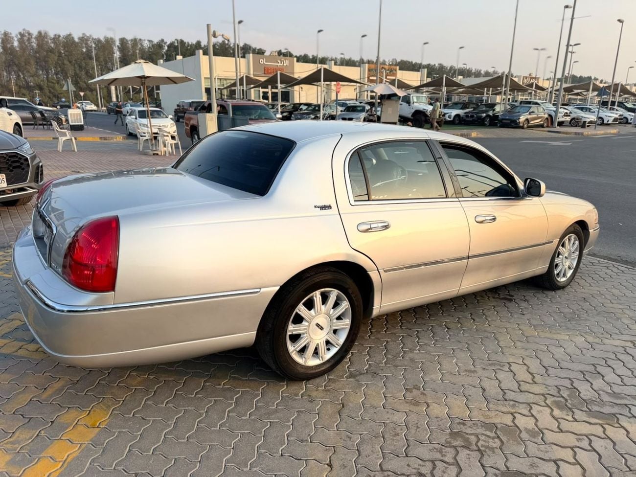 Lincoln Town Car SIGNATURE VERY CLEAN CAR LOW MILEAGE