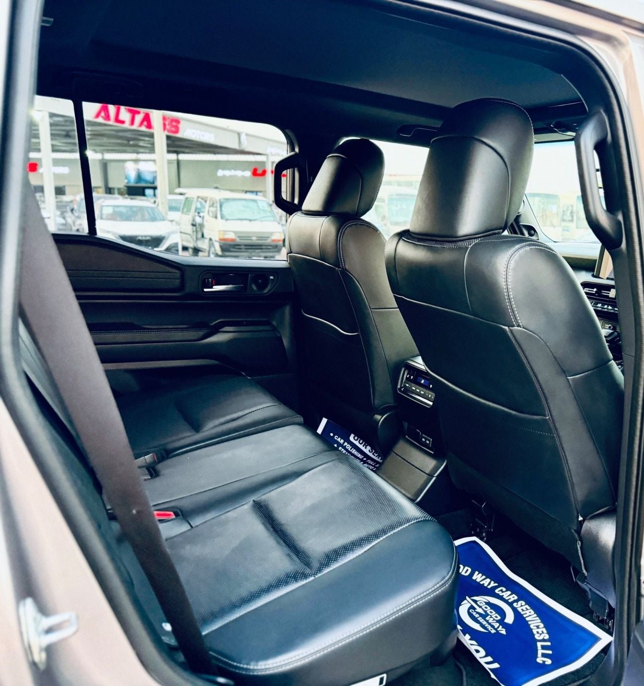 Toyota Prado KAKADU 2.8L Diesel 4 cylinders 7 seater 5 Doors RIGHT HAND DRIVE