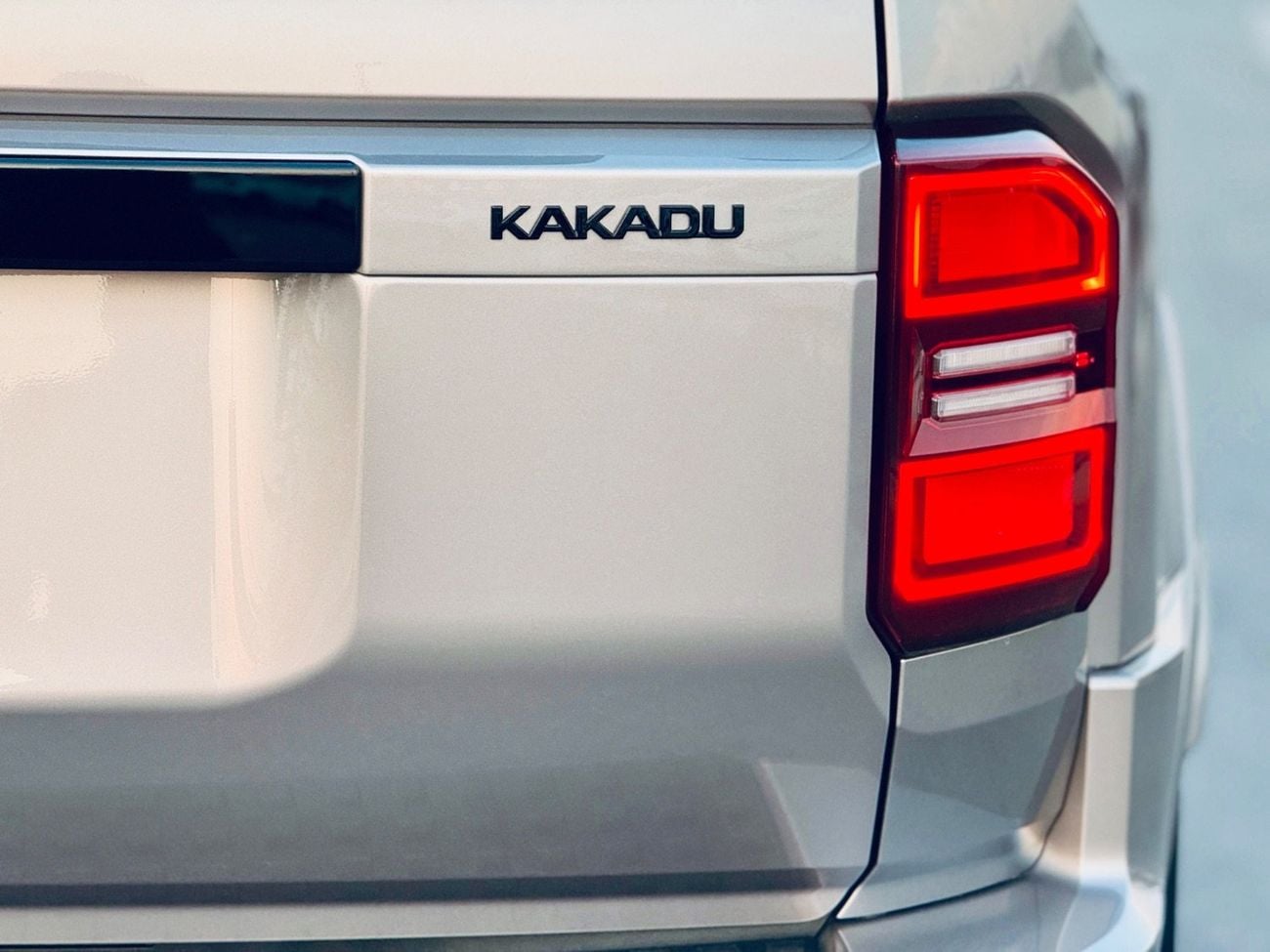 Toyota Prado KAKADU 2.8L Diesel 4 cylinders 7 seater 5 Doors RIGHT HAND DRIVE