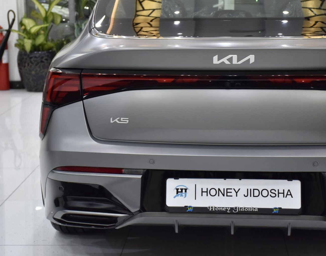 كيا K5 عرض ممتاز لسيارة كيا K5 GT-Line (موديل 2025) باللون الرمادي المطفي بمواصفات دول مجلس التعاون الخليجي