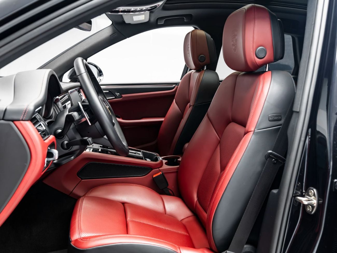 Porsche Macan STANDARD BUY NOW, PAY 2027 | THE BLACKLINE STANDARD | 2027 Porsche Warranty, Full Service History, GCC
