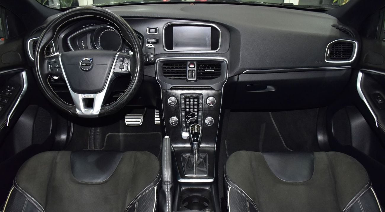 فولفو V40 R DESIGN EXCELLENT DEAL for our Volvo V40 T5 R-Design ( 2018 Model ) in Black Color GCC Specs