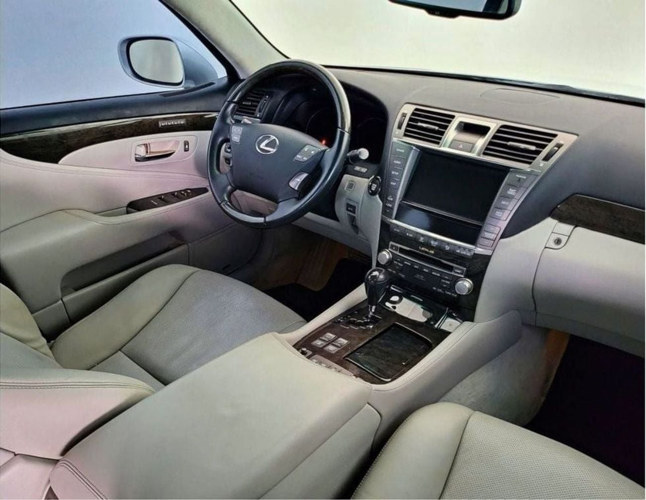 Lexus LS460 PREMIER LWB 4.6L - 8CYL - EXCELLENT CONDITION NO ACCIDENT US SPECS CLEAN TITLE