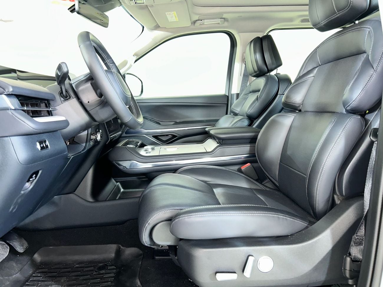 Lincoln Navigator RESERVE N1525 / AL TAYER MOTORS AL QOUZ SHOWROOM
