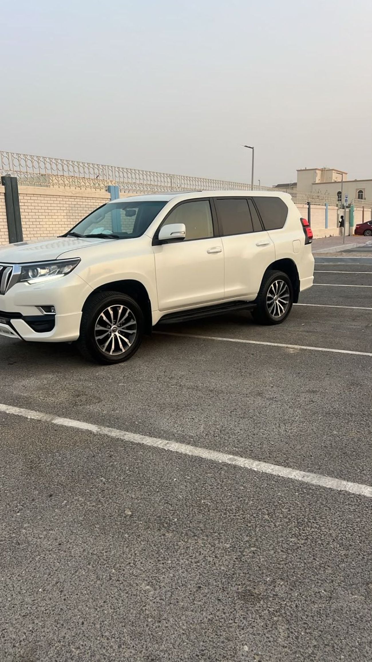تويوتا برادو VXR محرك بنزين V6 سعة 4.0 لتر، كامل المواصفات، لون أبيض، زر تشغيل، فتحة سقف، ناقل حركة أوتوماتيكي، مقاعد