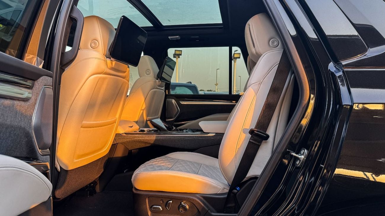 كاديلاك إسكالاد V SERIES Executive American Specs 2026 Brand New 6.2L V8 Supercharged