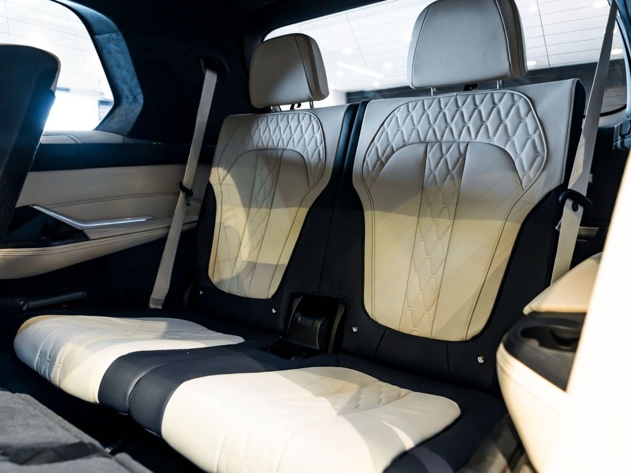 BMW X7 M50i 50 YEARS UAE EDITION BUY NOW, PAY 2027 | THE BLACKLINE STANDARD | August 2027 Warranty + Service, GCC, Low KMs