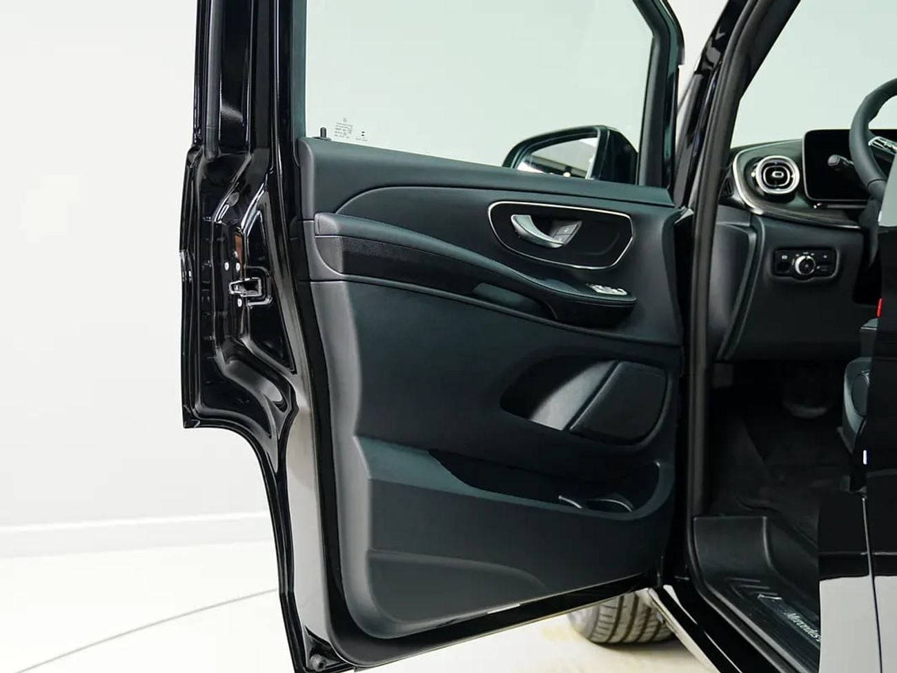 Mercedes Benz V300 AVANTGARDE Dealer WARRANTY | GCC specs | V300 AVANGARDE