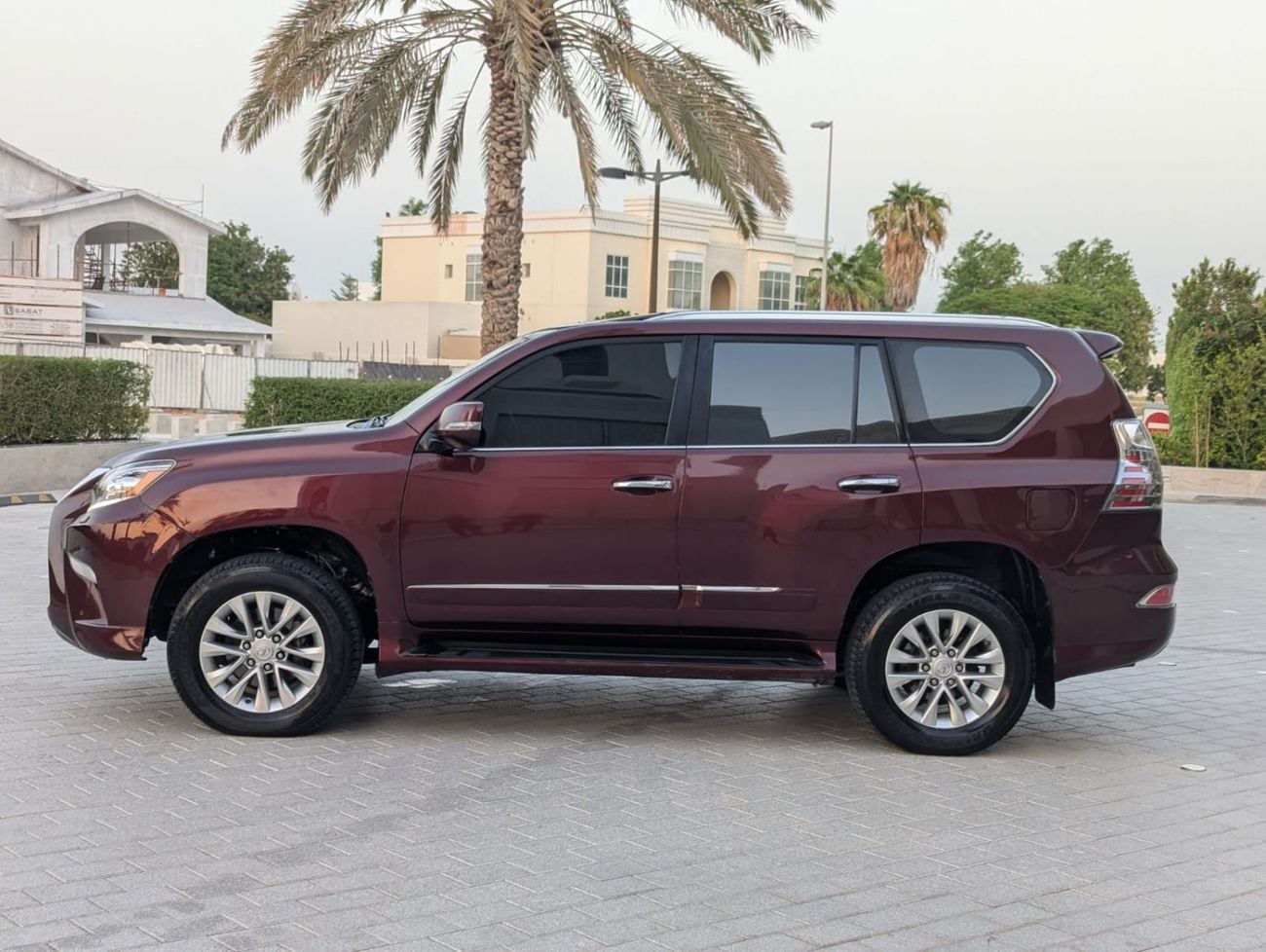 لكزس GX 460 PREMIER مواصفات خليجية، محرك V6، حالة داخلية وخارجية ممتازة