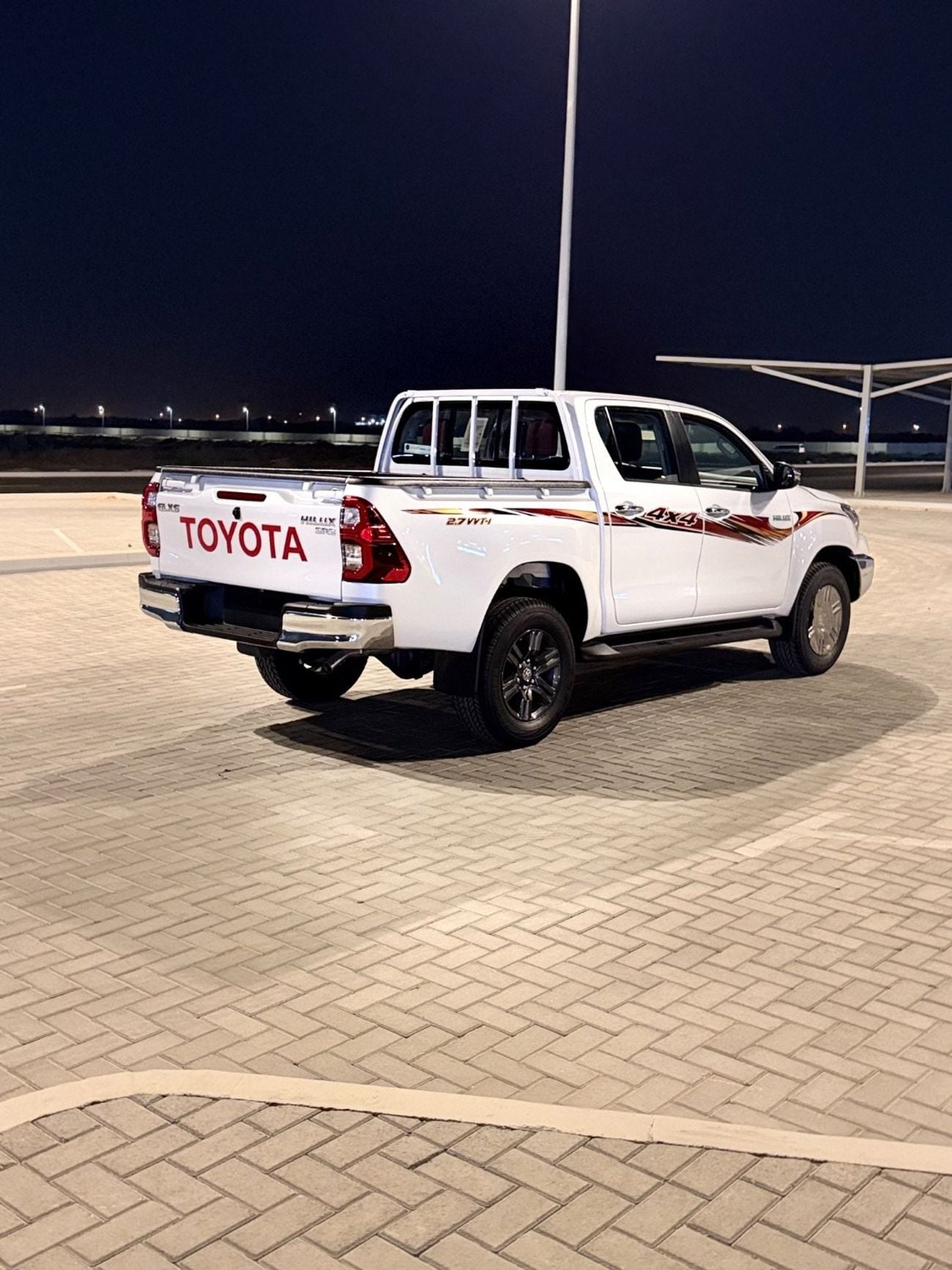 Toyota Hilux GLX - G WHITE/RED KEY START 2026
