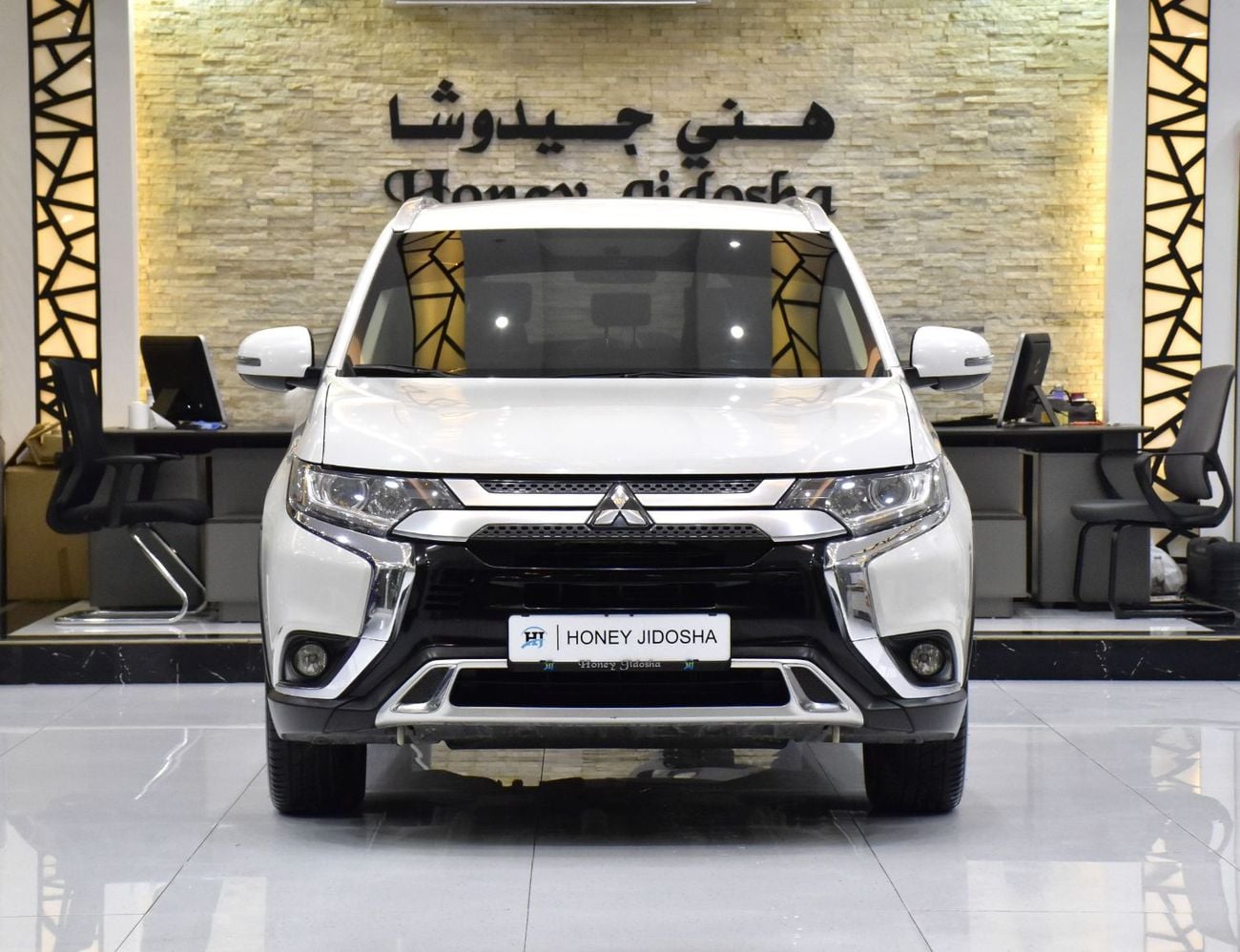 ميتسوبيشي آوتلاندر GLX HIGHLINE FABRIC عرض ممتاز لسيارة ميتسوبيشي أوتلاندر رباعية الدفع (موديل 2021) باللون الأبيض بمواصفات خليجية