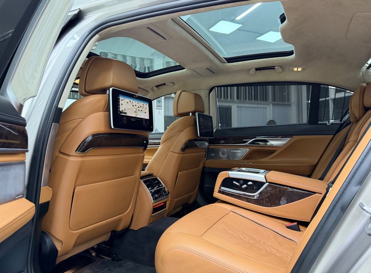 BMW 750Li XDRIVE LUXURY EXECUTIVE GCC .. FSH .. Perfect Condition .. Top Range .. Low Milegea