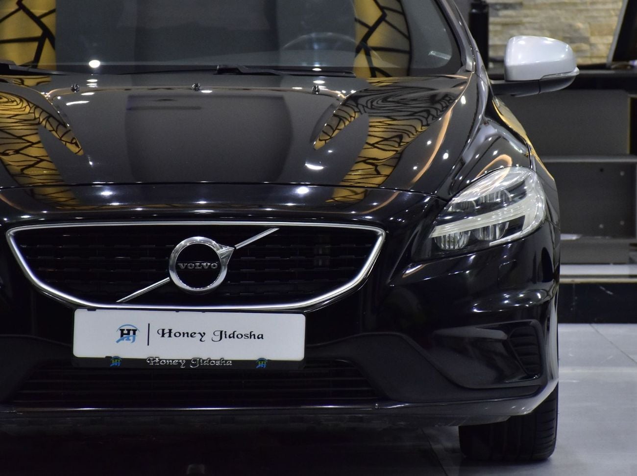فولفو V40 R DESIGN EXCELLENT DEAL for our Volvo V40 T5 R-Design ( 2018 Model ) in Black Color GCC Specs