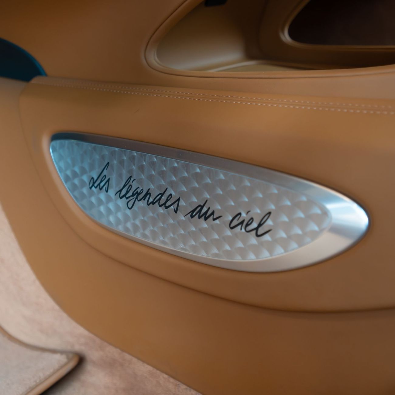 بوغاتي شيرون 2021 BUGATTI CHRION (1 OF 20) DONE 6000KM (4 YEARS WARRANTY+ SERVICE)