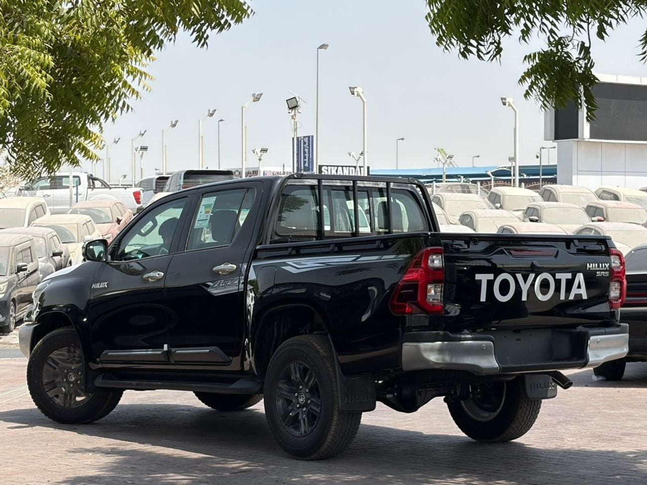 Toyota Hilux SR5 TOYOTA HILUX 2.7L V4 PETROL | A/T | DIGITAL A/C | DVD + CAMERA | ALLOY RIMS | MY 2026