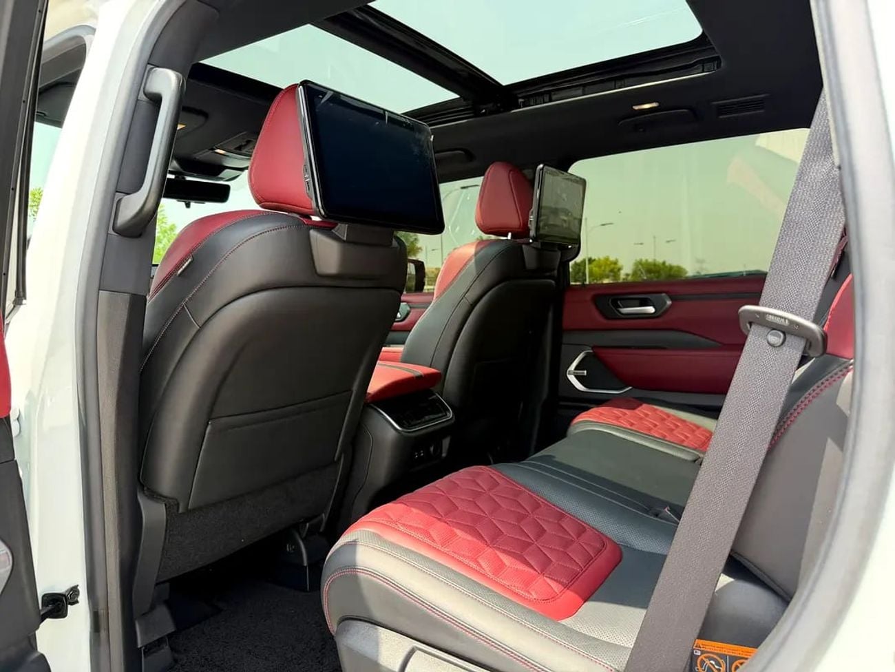 Nissan Patrol LE PLATINUM CITY 0% down payment - - LE Platinum city - Twin Turbo - GCC - Under Warranty - AWR