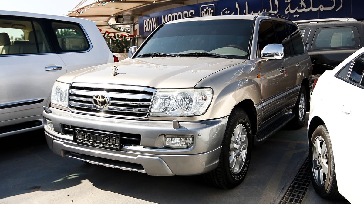 Toyota Land Cruiser GXR V6 for sale AED 90,000. Gold, 2007