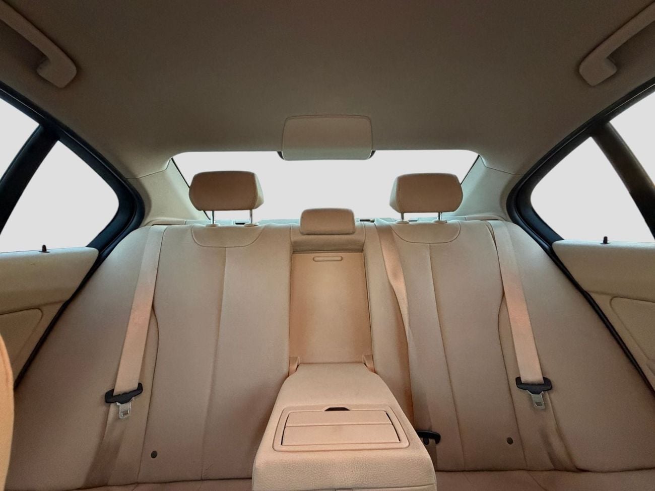 BMW 320i STANDARD BMW 320i | 2.0L TURBO | 184 HP | GCC SPECS | 2017