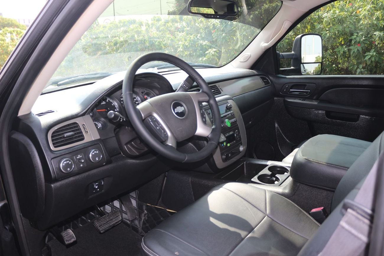 Chevrolet Silverado 3500 EXT/CAB Model 2013 Gulf space