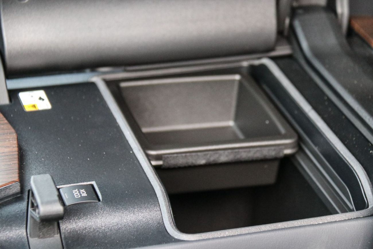 Toyota Land Cruiser VX 4.0L 2026 with memory seats