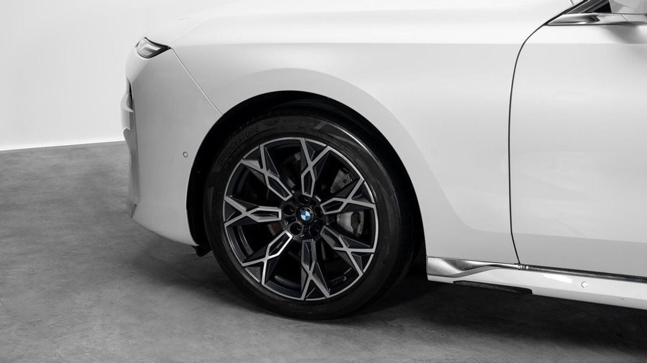 BMW 735i STANDARD - 2023 - GCC Specs - Under Service Contract