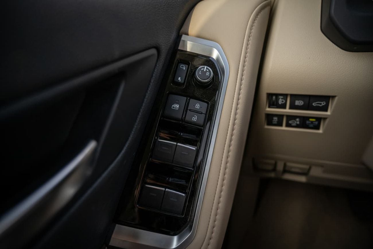 Toyota Land Cruiser GXR LC300 3.5L HEV