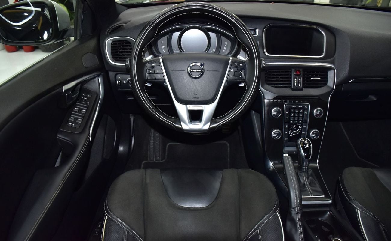 فولفو V40 R DESIGN EXCELLENT DEAL for our Volvo V40 T5 R-Design ( 2018 Model ) in Black Color GCC Specs