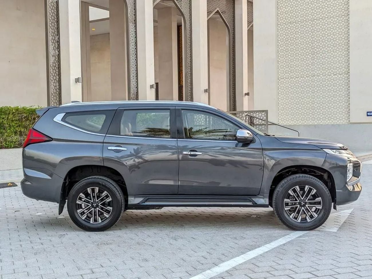 Mitsubishi Montero Sport GLS PREMIUM TOP LINE 4WD KM 43125 PRICE 69000