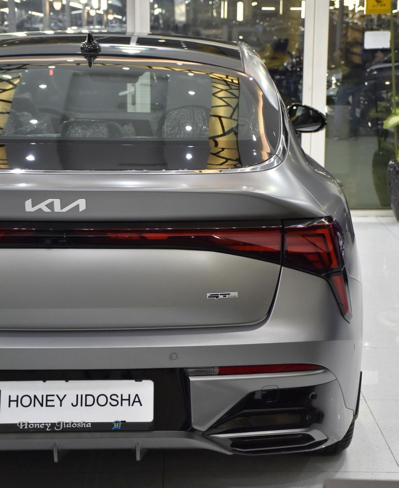 كيا K5 عرض ممتاز لسيارة كيا K5 GT-Line (موديل 2025) باللون الرمادي المطفي بمواصفات دول مجلس التعاون الخليجي