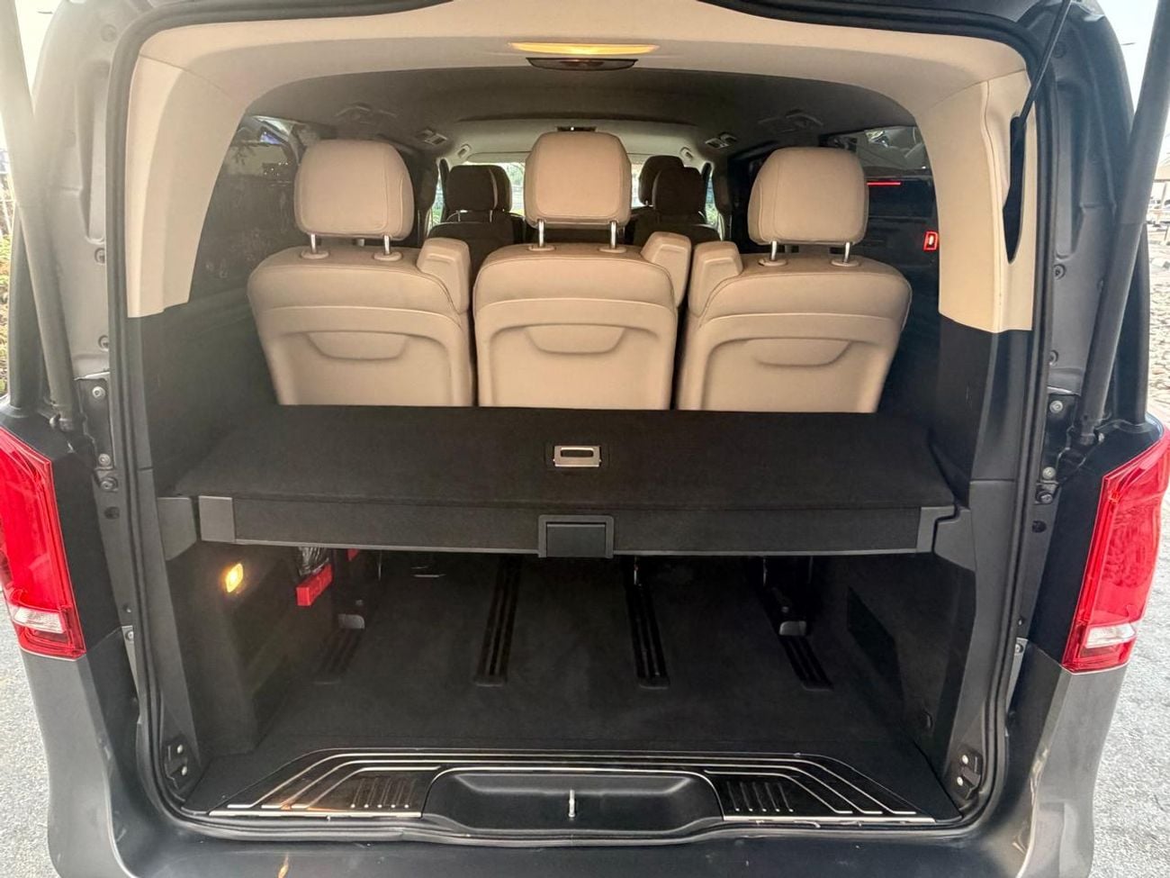 مرسيدس بنز V 250 AVANTGARDE/E MERCEDES BENZ V250 2023 GCC WITH SERVICE CONTRACT IN LOW MILEAGE FULL SERVICE HISTORY TWO KEYS