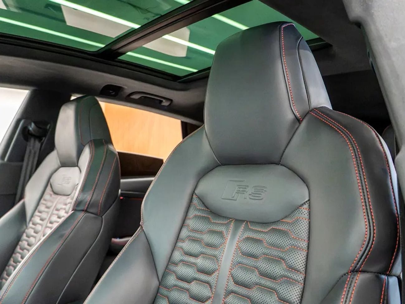 أودي RSQ8 RSQ8 BLACK WITH WARRANTY