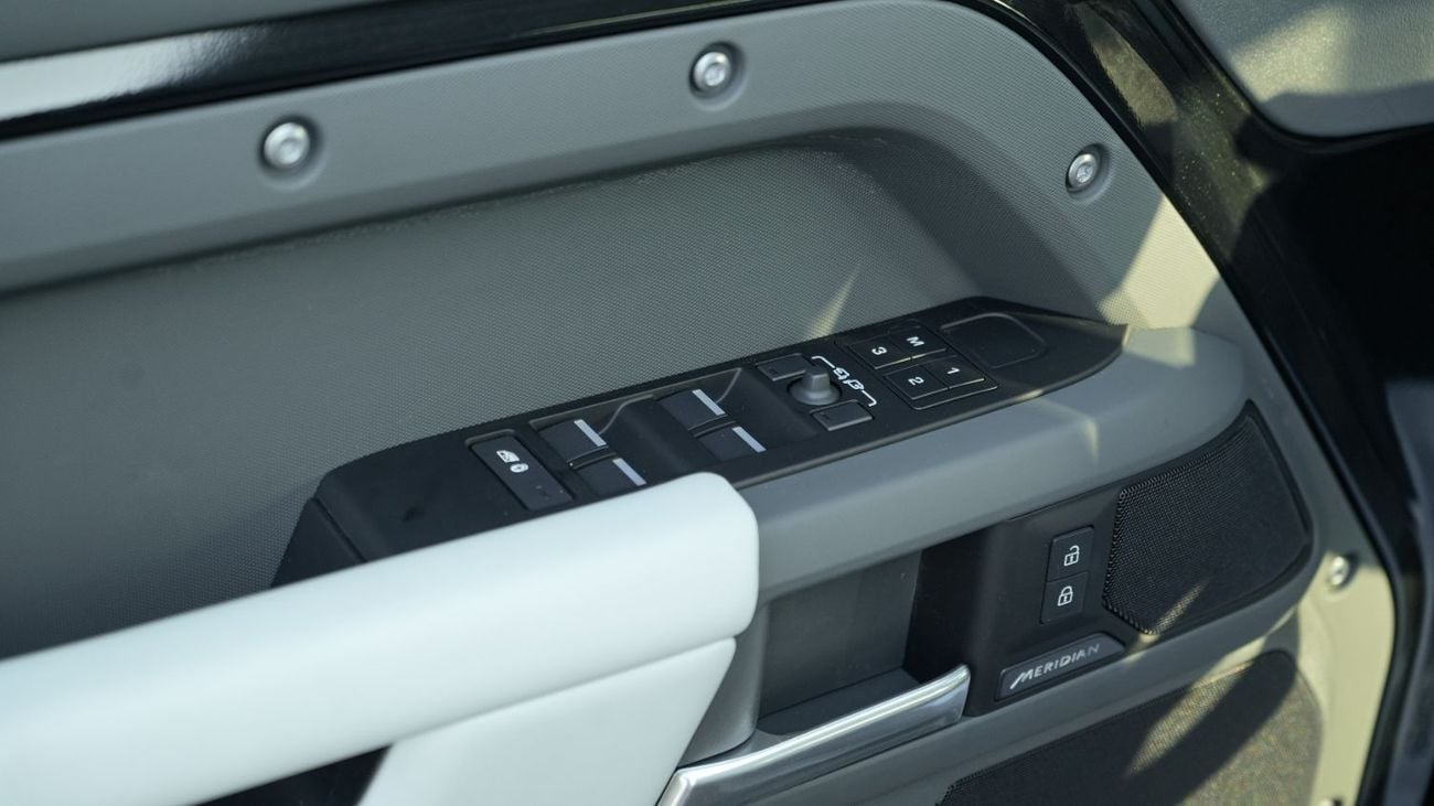 Land Rover Defender P400e X-DYNAMIC HSE Plug-in Hybrid Black-White 2026MY Export Only