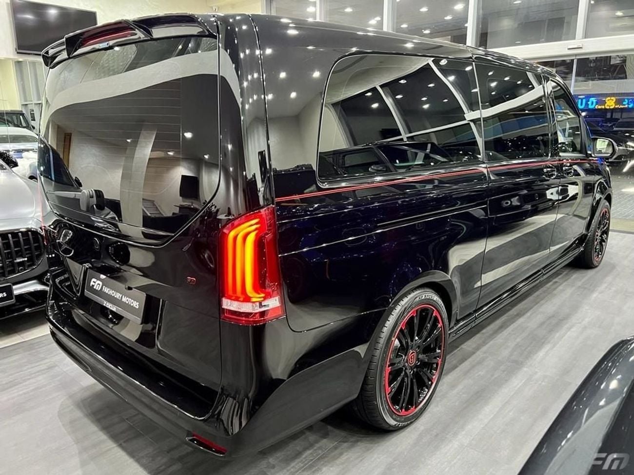 Mercedes Benz V 250 AVANTGARDE/E VIP BUSINESS VAN – FULL LUXURY OPTION | BRAND NEW | GCC | 2023 ORIGINAL BRABUS BODY KIT WITH CERTIF