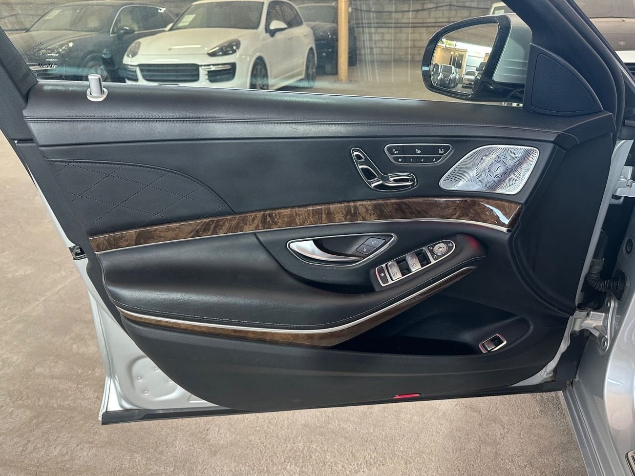 Mercedes Maybach S500 Maybach MERCEDES MAYBACH S-CLASS 2016 | 6 BUTTONS | REAR SEAT COMFORT PACKAGE | LOW MILEAGE!