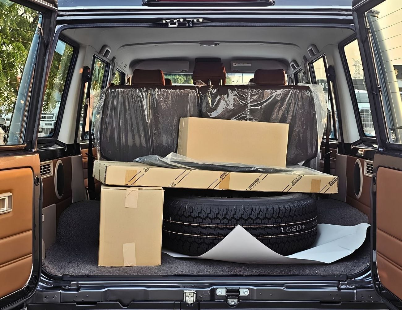 Toyota Land Cruiser 70 LC76 HARDTOP 5DOOR || 4.0L PETROL V6 A/T | FULL OPTION / LEATER SEATS / REAR CAMERA / OVER FENDER /