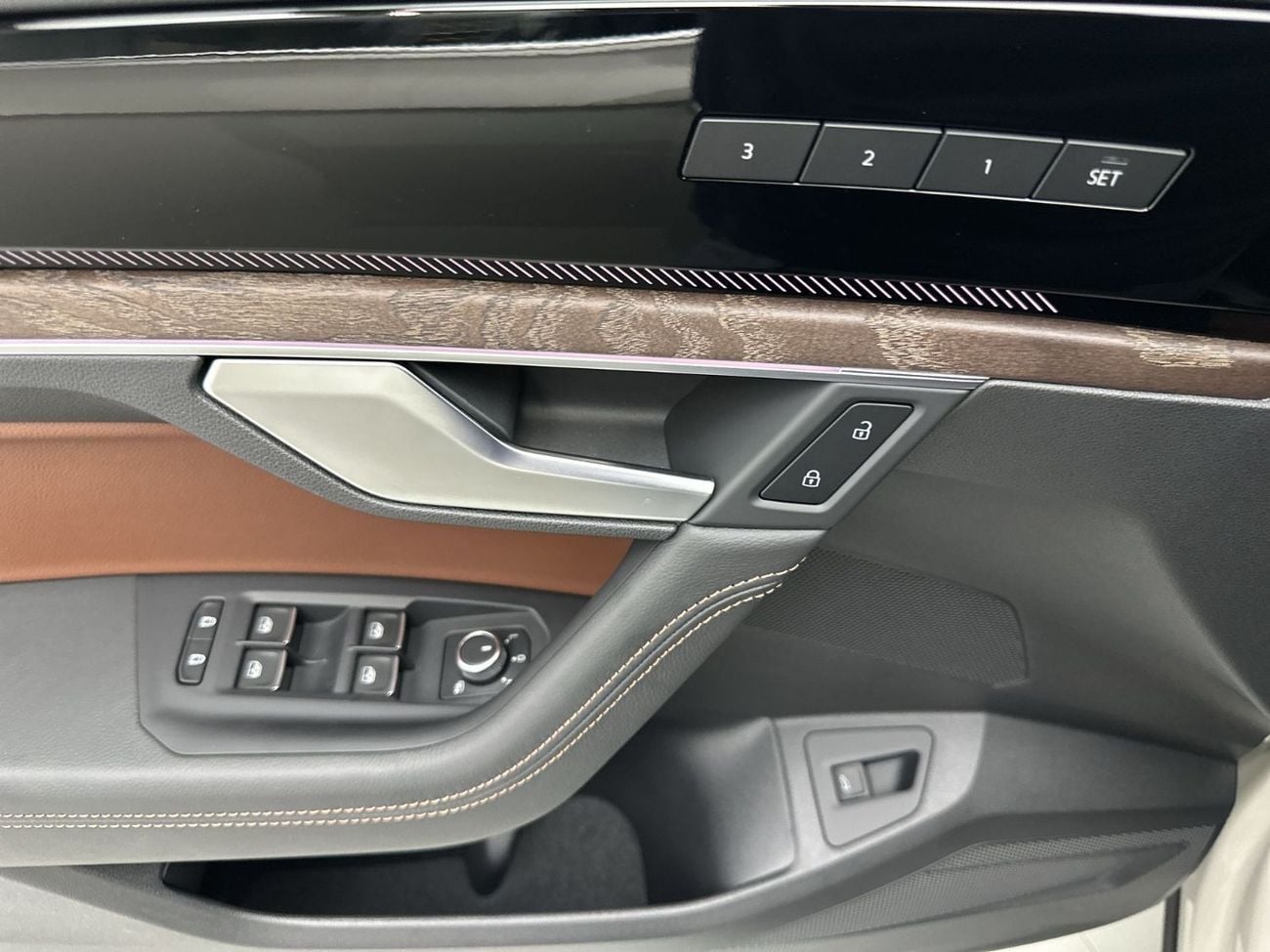 فولكس واجن طوارق ELEGANCE Touareg Elegance+ 3L Tirano| Ex-Demo Car | Luxury 4MOTION SUV | Panoramic Sunroof | IQ.LIGHT HD Matr