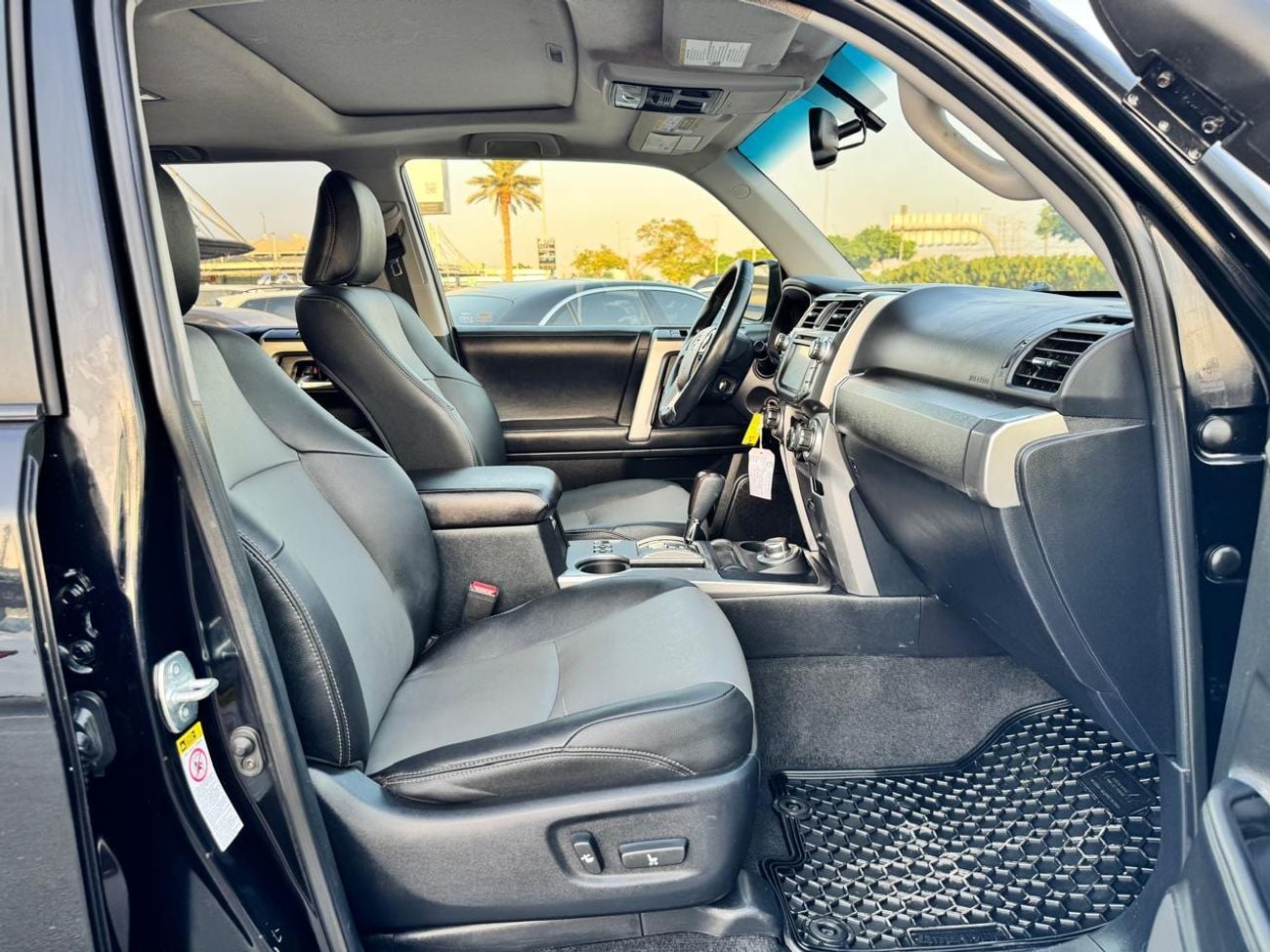 تويوتا فور رنر LIMITED V6 4.0L SUNROOF 4X4 7SEAT LEDAR PERFICT CONDATION CANADIAN SPECIFIC