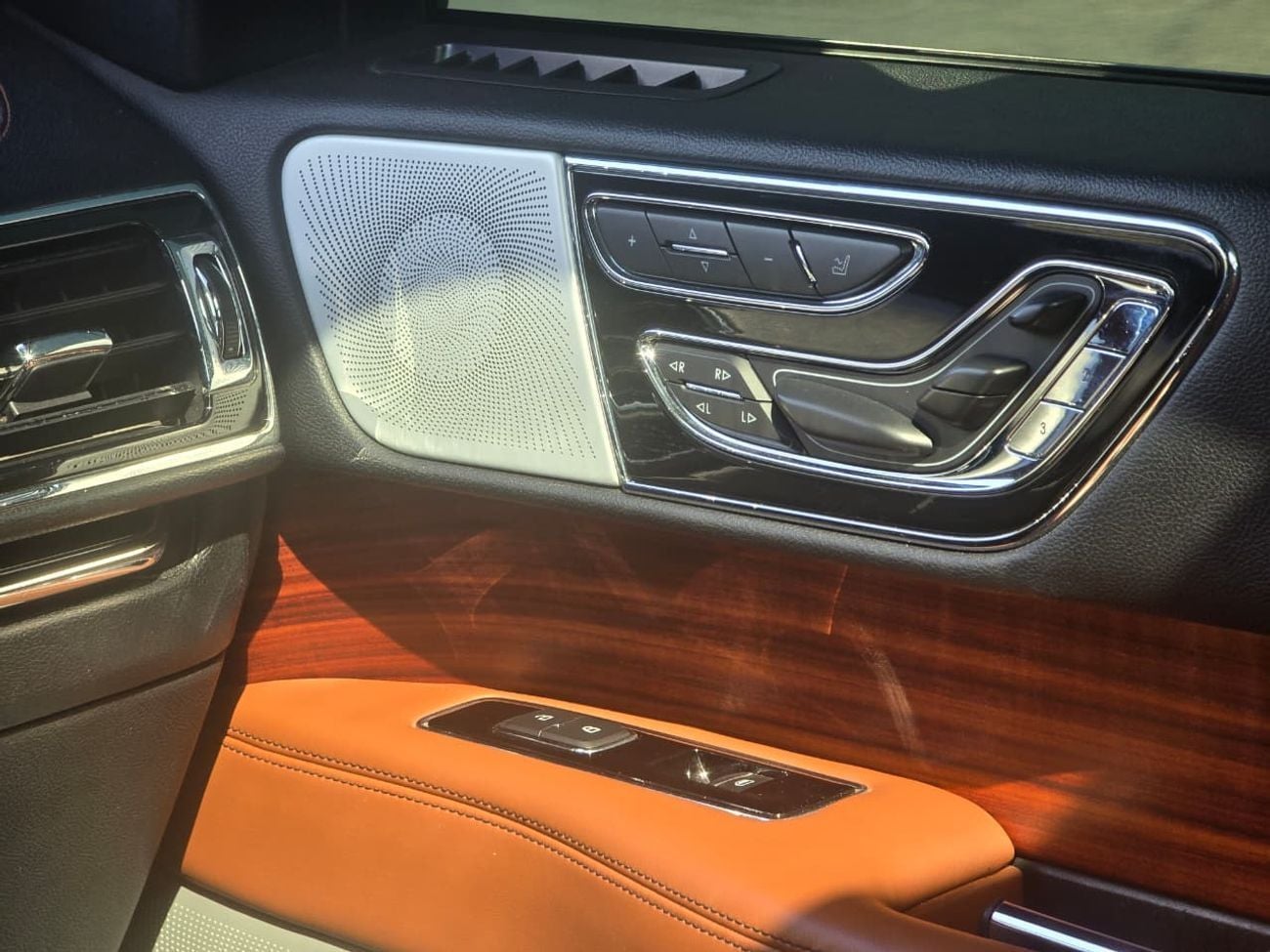 Lincoln Navigator RESERVE 3.5L LINCOLN NAVIGATOR 2018 GCC // FSH // ORGINAL PAINT // ACCIDENT FREE // PERFECT CONDITIO