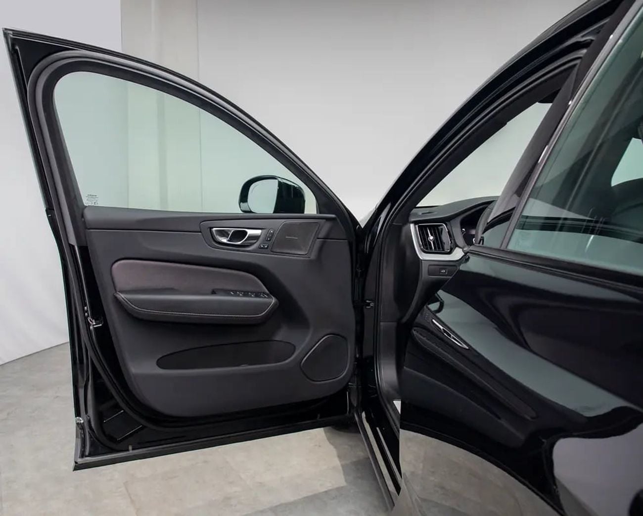 Volvo XC60 ULTIMATE DARK Low KM • 0%DP Available • Warranty • FDSH • GCC