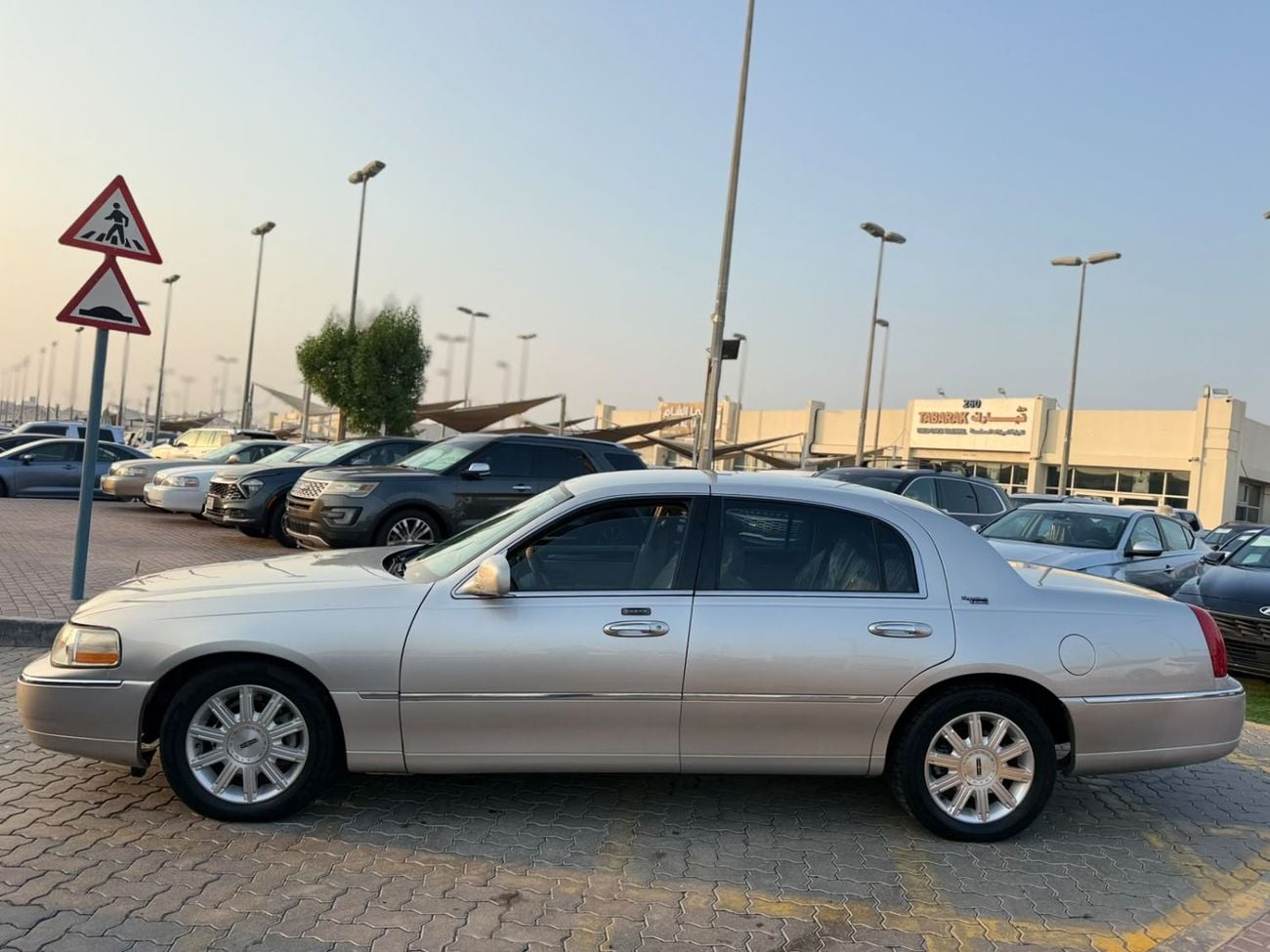 Lincoln Town Car SIGNATURE VERY CLEAN CAR LOW MILEAGE