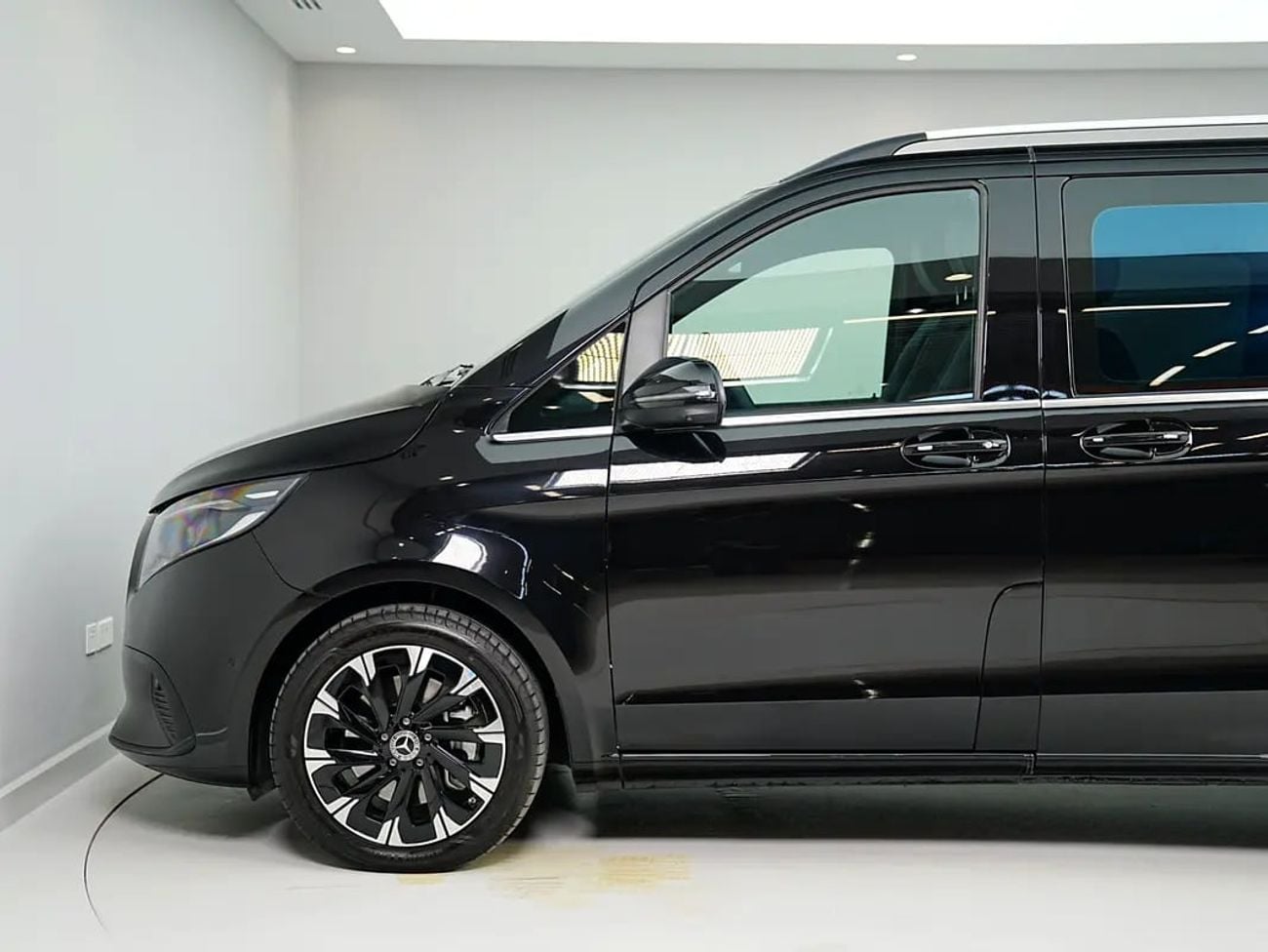 Mercedes Benz V300 AVANTGARDE Dealer WARRANTY | GCC specs | V300 AVANGARDE