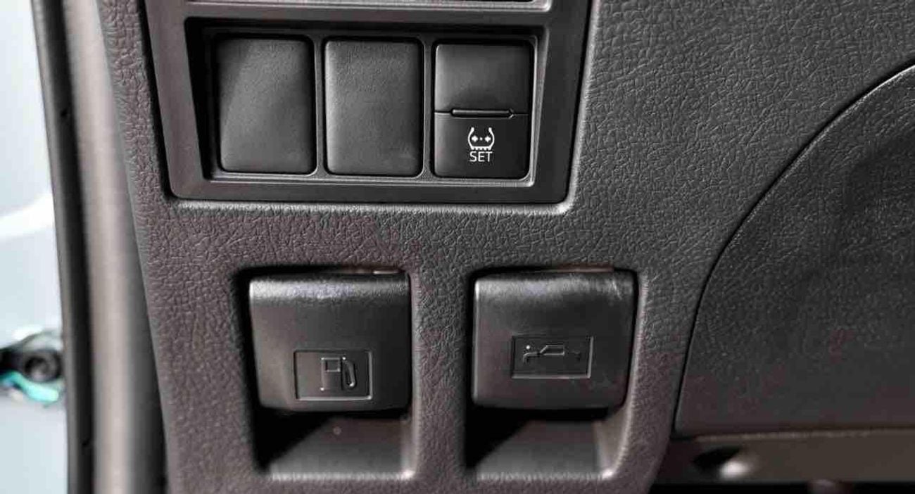 Toyota Fortuner SR5 2.7 V4 SR5 4WD WHITE TAN DIGITAL AC YM2026 EXPORT ONLY
