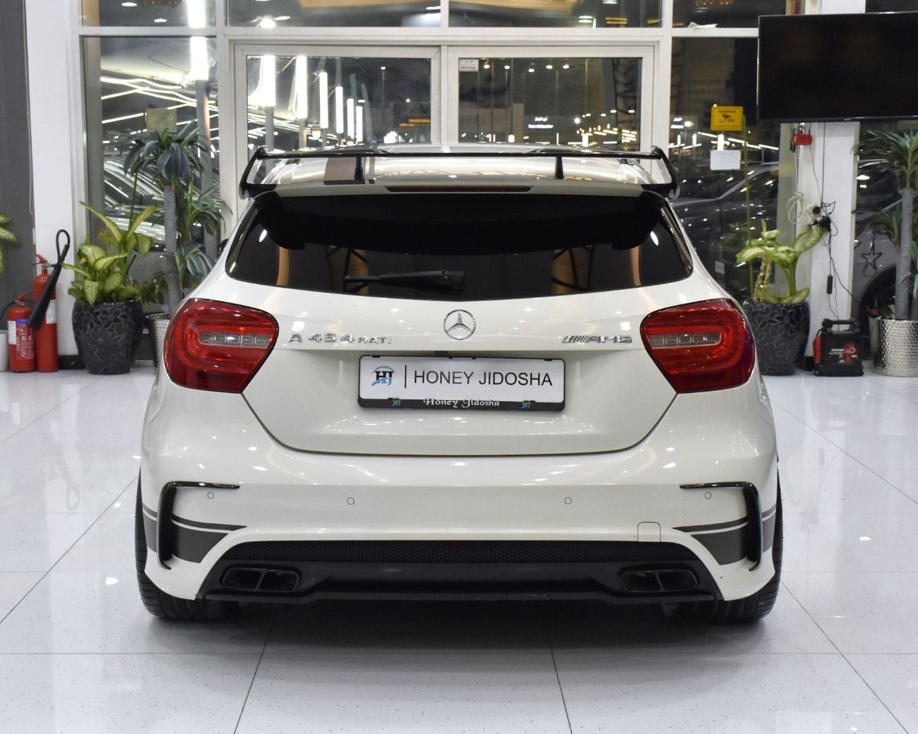 مرسيدس بنز A45 إيه إم جي عرض ممتاز لسيارة مرسيدس بنز A45 AMG 4Matic Edition 1 (موديل 2014) باللون الأبيض بمواصفات خليجية