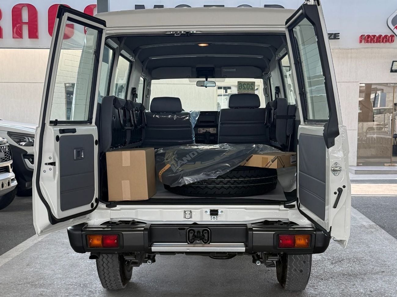 تويوتا لاند كروزر 70 LC 78 HARDTOP 2.8L AT **EXPORT ONLY**التصدير فقط خارج الخليج***